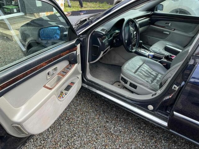 Синий Ауди А8, объемом двигателя 2.5 л и пробегом 300 тыс. км за 3500 $, фото 3 на Automoto.ua