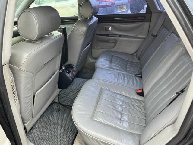 Синий Ауди А8, объемом двигателя 2.5 л и пробегом 300 тыс. км за 3500 $, фото 4 на Automoto.ua