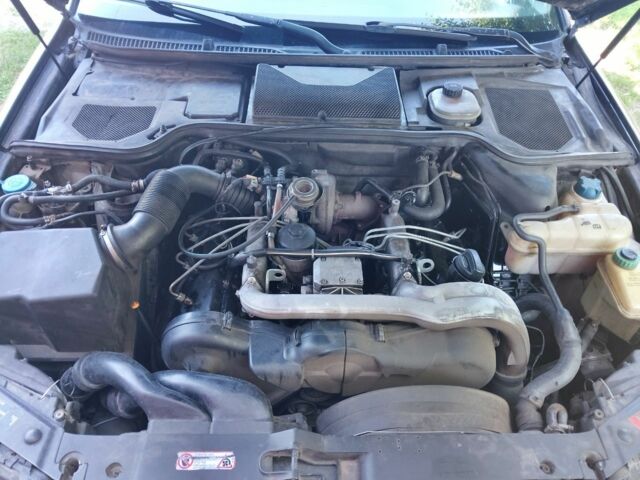 Синий Ауди А8, объемом двигателя 2.5 л и пробегом 430 тыс. км за 2300 $, фото 5 на Automoto.ua