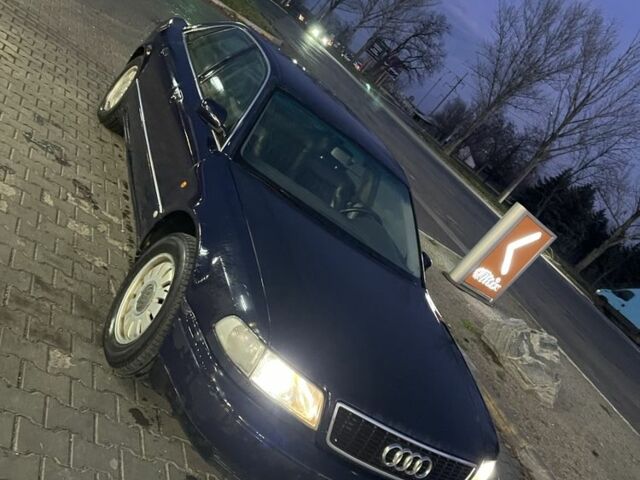 Синий Ауди А8, объемом двигателя 3.7 л и пробегом 320 тыс. км за 2100 $, фото 4 на Automoto.ua