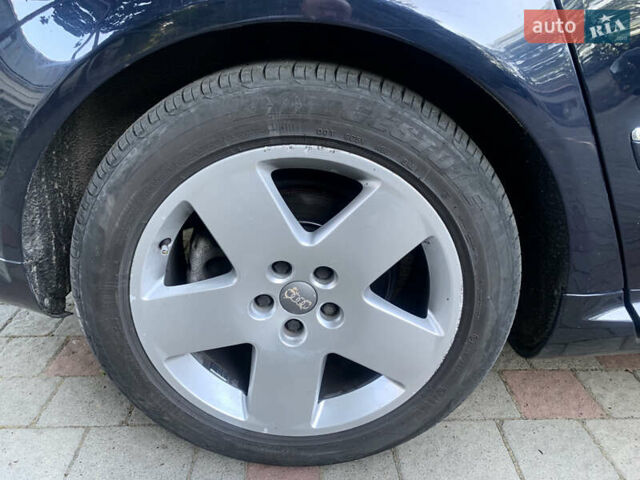 Синий Ауди А8, объемом двигателя 4.2 л и пробегом 366 тыс. км за 7800 $, фото 12 на Automoto.ua