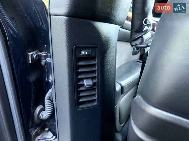 Синий Ауди А8, объемом двигателя 4.2 л и пробегом 366 тыс. км за 7800 $, фото 35 на Automoto.ua