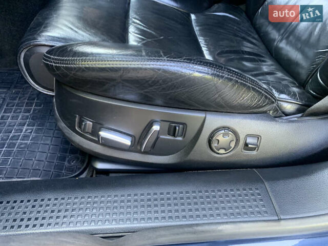 Синий Ауди А8, объемом двигателя 4.2 л и пробегом 366 тыс. км за 7800 $, фото 18 на Automoto.ua