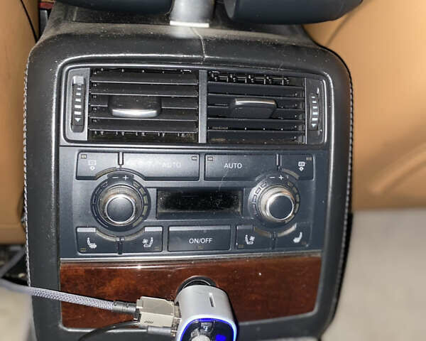 Синий Ауди А8, объемом двигателя 4.17 л и пробегом 220 тыс. км за 7450 $, фото 12 на Automoto.ua