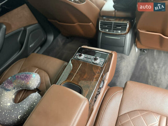 Синий Ауди А8, объемом двигателя 4 л и пробегом 240 тыс. км за 19250 $, фото 12 на Automoto.ua