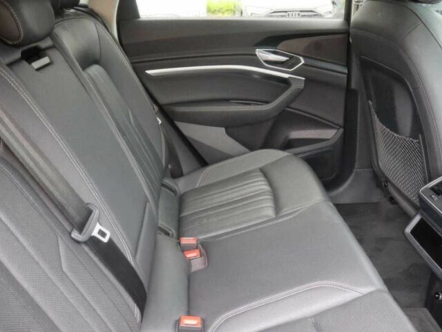 Сірий Ауді Інша, об'ємом двигуна 0 л та пробігом 13 тис. км за 37200 $, фото 9 на Automoto.ua