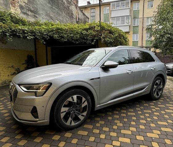 Сірий Ауді Інша, об'ємом двигуна 0 л та пробігом 5 тис. км за 37900 $, фото 1 на Automoto.ua