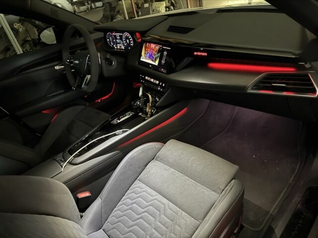 Белый Ауди E-Tron, объемом двигателя 0 л и пробегом 200 тыс. км за 65500 $, фото 13 на Automoto.ua