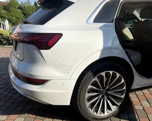 Белый Ауди E-Tron, объемом двигателя 0 л и пробегом 63 тыс. км за 39000 $, фото 15 на Automoto.ua