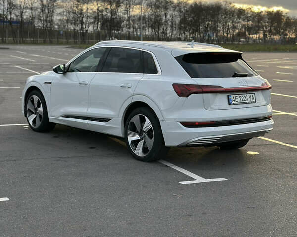 Белый Ауди E-Tron, объемом двигателя 0 л и пробегом 110 тыс. км за 31000 $, фото 3 на Automoto.ua