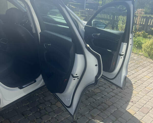 Белый Ауди E-Tron, объемом двигателя 0 л и пробегом 48 тыс. км за 33000 $, фото 4 на Automoto.ua