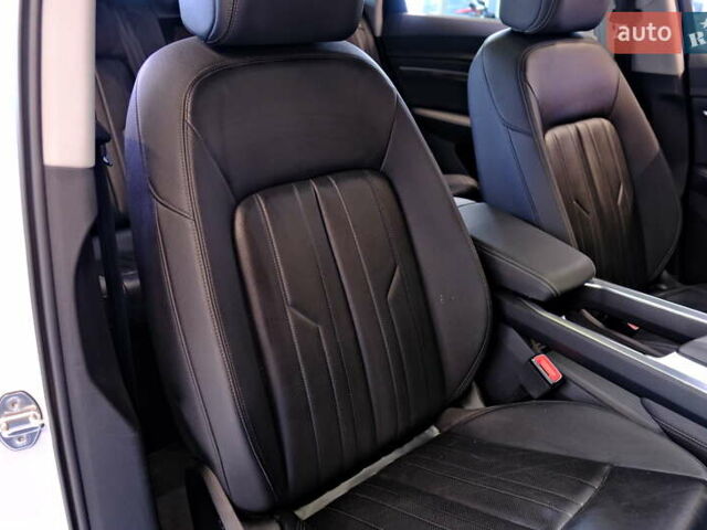 Белый Ауди E-Tron, объемом двигателя 0 л и пробегом 46 тыс. км за 31900 $, фото 60 на Automoto.ua