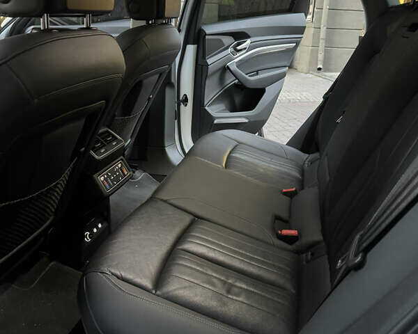 Белый Ауди E-Tron, объемом двигателя 0 л и пробегом 66 тыс. км за 26500 $, фото 18 на Automoto.ua