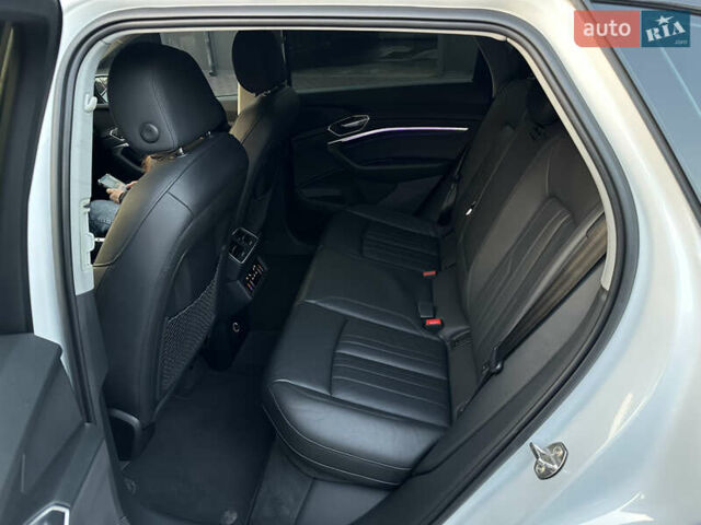 Білий Ауді E-Tron, об'ємом двигуна 0 л та пробігом 88 тис. км за 27500 $, фото 18 на Automoto.ua