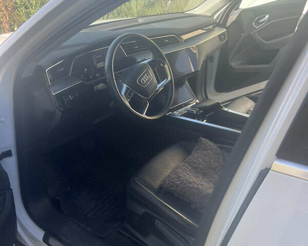 Белый Ауди E-Tron, объемом двигателя 0 л и пробегом 48 тыс. км за 33000 $, фото 16 на Automoto.ua