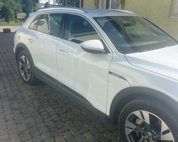 Белый Ауди E-Tron, объемом двигателя 0 л и пробегом 48 тыс. км за 33000 $, фото 2 на Automoto.ua