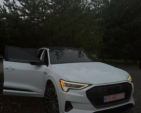 Білий Ауді E-Tron, об'ємом двигуна 0 л та пробігом 56 тис. км за 32999 $, фото 4 на Automoto.ua