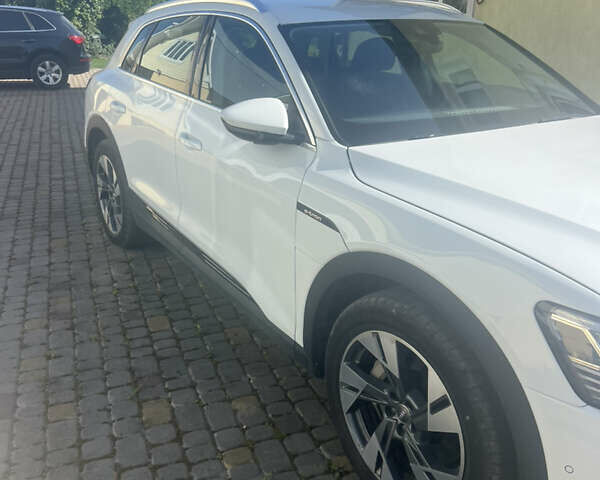 Белый Ауди E-Tron, объемом двигателя 0 л и пробегом 48 тыс. км за 33000 $, фото 1 на Automoto.ua