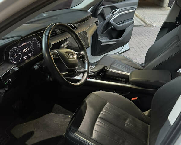 Белый Ауди E-Tron, объемом двигателя 0 л и пробегом 66 тыс. км за 26500 $, фото 15 на Automoto.ua
