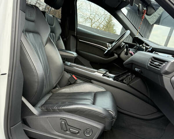 Белый Ауди E-Tron, объемом двигателя 0 л и пробегом 150 тыс. км за 28750 $, фото 31 на Automoto.ua