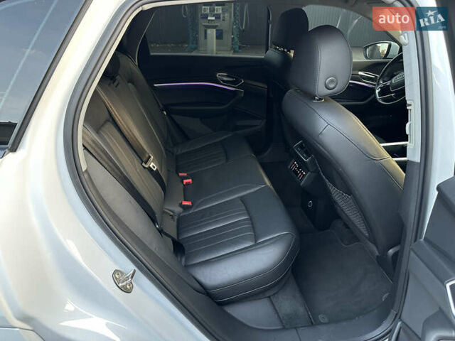 Білий Ауді E-Tron, об'ємом двигуна 0 л та пробігом 88 тис. км за 27500 $, фото 16 на Automoto.ua