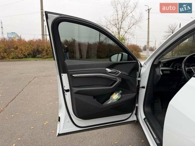 Белый Ауди E-Tron, объемом двигателя 0 л и пробегом 87 тыс. км за 28000 $, фото 39 на Automoto.ua