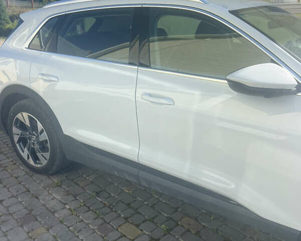 Белый Ауди E-Tron, объемом двигателя 0 л и пробегом 48 тыс. км за 33000 $, фото 3 на Automoto.ua