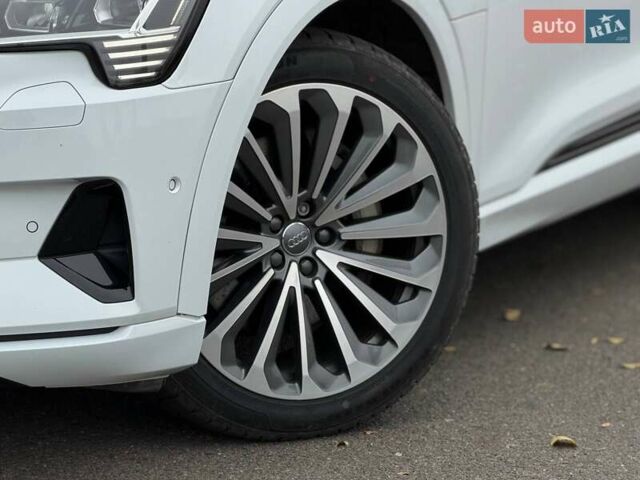Белый Ауди E-Tron, объемом двигателя 0 л и пробегом 87 тыс. км за 28000 $, фото 6 на Automoto.ua