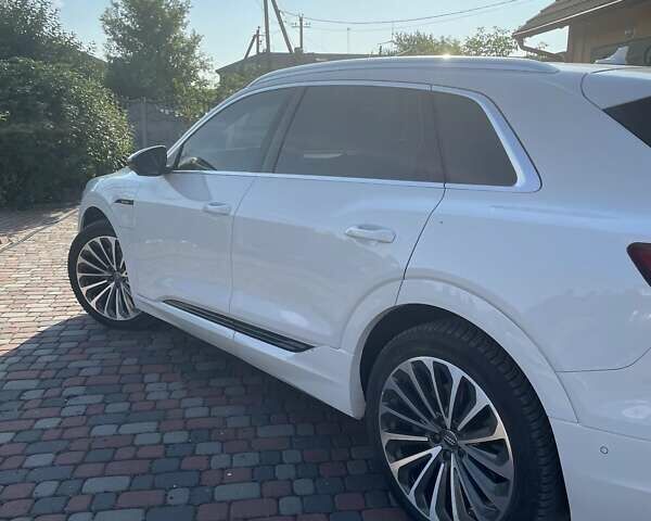 Белый Ауди E-Tron, объемом двигателя 0 л и пробегом 63 тыс. км за 39000 $, фото 1 на Automoto.ua