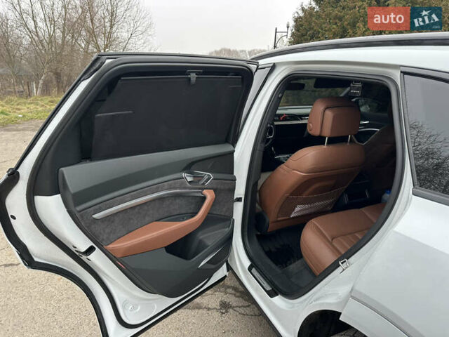 Белый Ауди E-Tron, объемом двигателя 0 л и пробегом 49 тыс. км за 33900 $, фото 11 на Automoto.ua