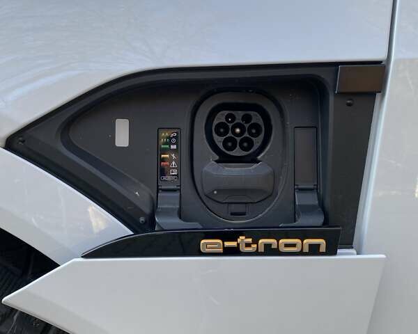 Білий Ауді E-Tron, об'ємом двигуна 0 л та пробігом 65 тис. км за 53000 $, фото 26 на Automoto.ua