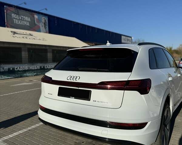 Белый Ауди E-Tron, объемом двигателя 0 л и пробегом 150 тыс. км за 28000 $, фото 19 на Automoto.ua