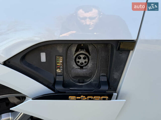 Белый Ауди E-Tron, объемом двигателя 0 л и пробегом 120 тыс. км за 29000 $, фото 20 на Automoto.ua