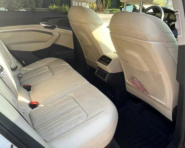 Белый Ауди E-Tron, объемом двигателя 0 л и пробегом 63 тыс. км за 39000 $, фото 13 на Automoto.ua