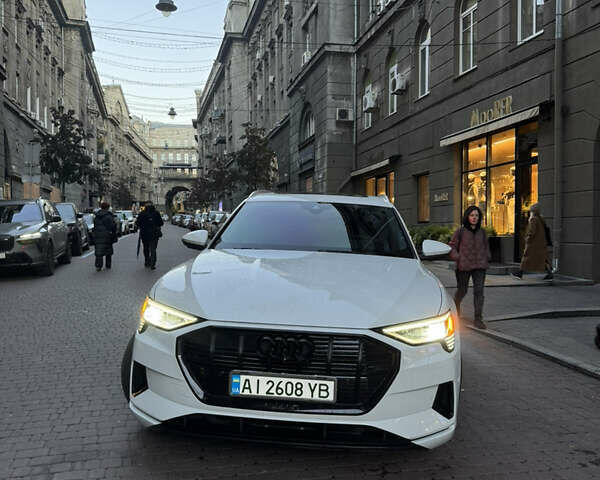 Белый Ауди E-Tron, объемом двигателя 0 л и пробегом 66 тыс. км за 26500 $, фото 1 на Automoto.ua