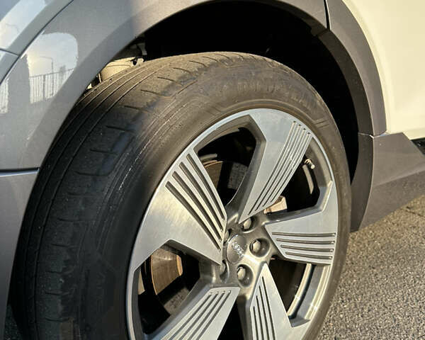 Ауди E-Tron 2019 в Ужгороде на Automoto.ua Белый Ауди E-Tron, объемом двигателя 0 л и пробегом 130 тыс. км за 25000 $, фото 15 на Automoto.ua