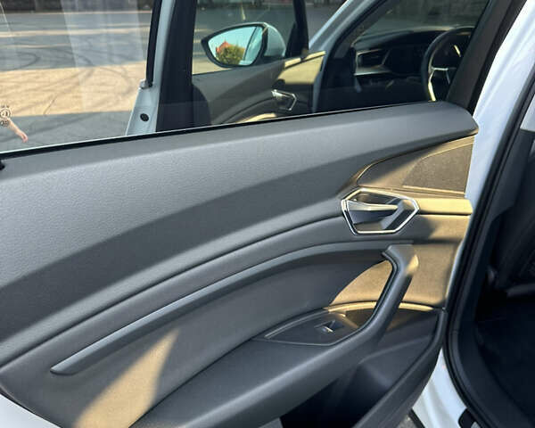 Ауди E-Tron 2019 в Ужгороде на Automoto.ua Белый Ауди E-Tron, объемом двигателя 0 л и пробегом 130 тыс. км за 25000 $, фото 5 на Automoto.ua