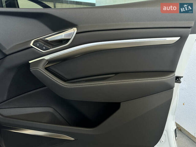 Белый Ауди E-Tron, объемом двигателя 0 л и пробегом 84 тыс. км за 29500 $, фото 26 на Automoto.ua