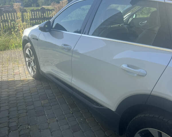 Белый Ауди E-Tron, объемом двигателя 0 л и пробегом 48 тыс. км за 33000 $, фото 8 на Automoto.ua