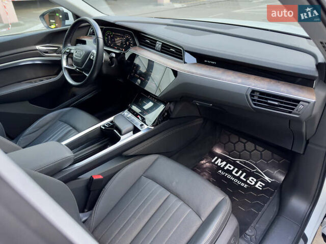 Белый Ауди E-Tron, объемом двигателя 0 л и пробегом 42 тыс. км за 33700 $, фото 16 на Automoto.ua