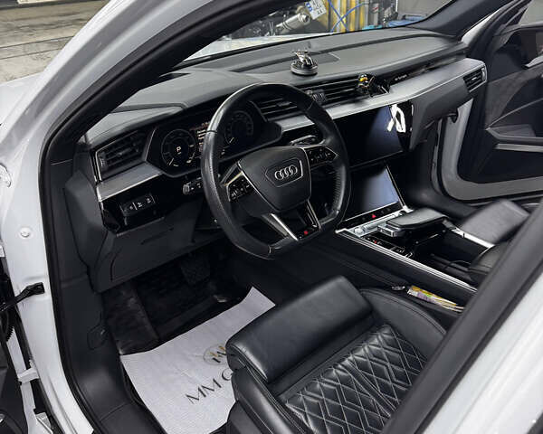 Белый Ауди E-Tron, объемом двигателя 0 л и пробегом 150 тыс. км за 32000 $, фото 8 на Automoto.ua
