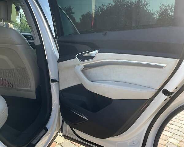 Белый Ауди E-Tron, объемом двигателя 0 л и пробегом 63 тыс. км за 39000 $, фото 14 на Automoto.ua