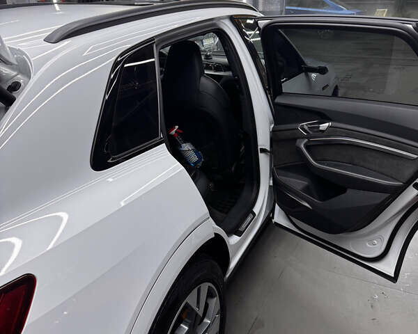 Белый Ауди E-Tron, объемом двигателя 0 л и пробегом 150 тыс. км за 32000 $, фото 6 на Automoto.ua