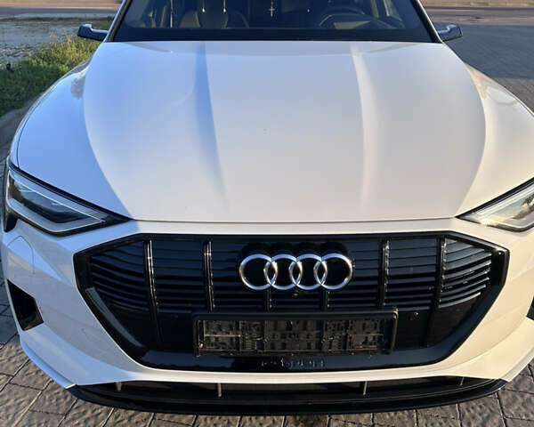 Белый Ауди E-Tron, объемом двигателя 0 л и пробегом 150 тыс. км за 28000 $, фото 7 на Automoto.ua