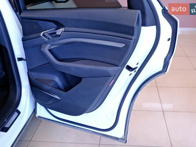 Белый Ауди E-Tron, объемом двигателя 0 л и пробегом 46 тыс. км за 31900 $, фото 53 на Automoto.ua