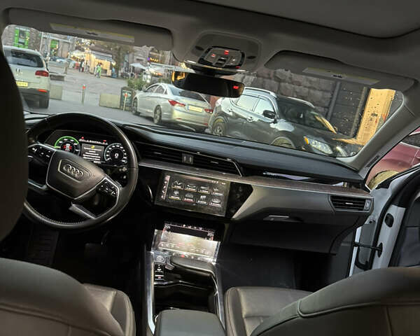 Белый Ауди E-Tron, объемом двигателя 0 л и пробегом 66 тыс. км за 26500 $, фото 19 на Automoto.ua