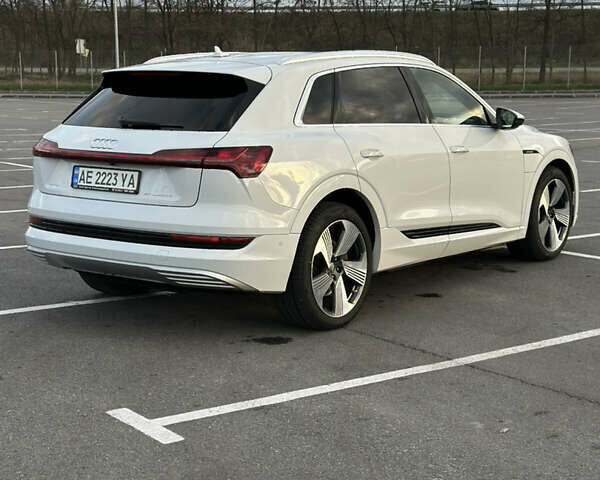 Белый Ауди E-Tron, объемом двигателя 0 л и пробегом 110 тыс. км за 31000 $, фото 2 на Automoto.ua