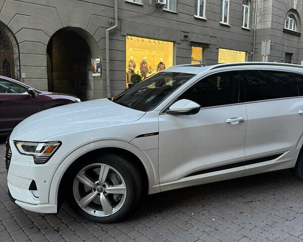 Белый Ауди E-Tron, объемом двигателя 0 л и пробегом 66 тыс. км за 26500 $, фото 2 на Automoto.ua