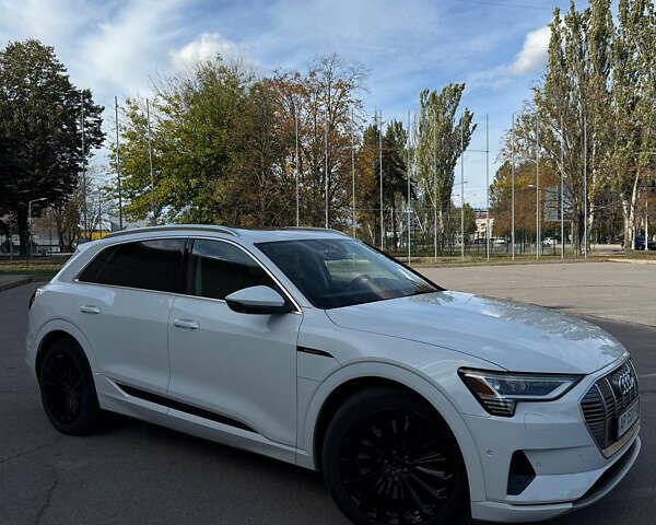 Білий Ауді E-Tron, об'ємом двигуна 0 л та пробігом 91 тис. км за 31100 $, фото 2 на Automoto.ua