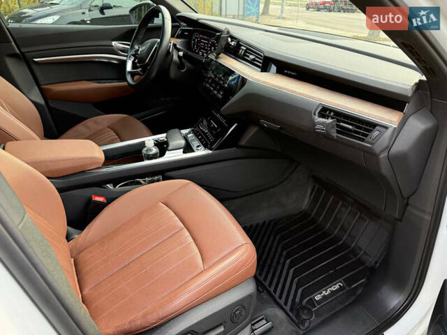 Білий Ауді E-Tron, об'ємом двигуна 0 л та пробігом 104 тис. км за 35000 $, фото 12 на Automoto.ua